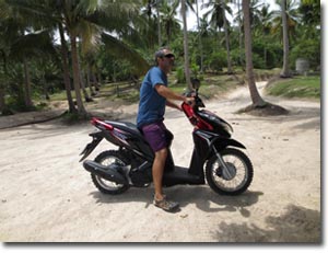 En la playa de Aow Leuk con una moto alquilada